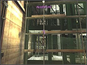 Musisz przeskakiwać po fioletowych drągach - Parking Lot (1) | Scena 3 | Catwoman - Catwoman - poradnik do gry