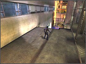 Kiedy oni uciekną, przejdź przez rozwalone drzwi i obejrzyj krótki filmik - Parking Lot (3) | Scena 3 | Catwoman - Catwoman - poradnik do gry