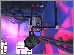 Następnie wbiegnij na ścianę w rogu (na lewo od lady) i odskocz do tyłu, po czym chwyć się drąga - Scene 83 (1) | Scena 4 | Catwoman - Catwoman - poradnik do gry