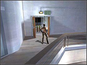 Z reklamy wskocz na platformę po prawej, po czym zacznij skakać po kolejnych drągach - Mansion Grounds (3) | Scena 7 | Catwoman - Catwoman - poradnik do gry