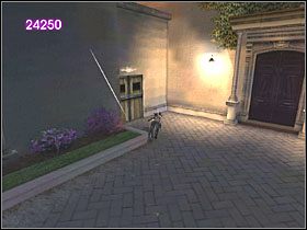 Na końcu alejki wbiegnij po ścianie i odskocz w lewą stronę, na balkon - Mansion Grounds (5) | Scena 7 | Catwoman - Catwoman - poradnik do gry