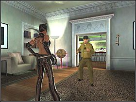 Złap za obiekt leżący na półce i rzuć nim w telewizor, drugim wyceluj w kamerę przy drzwiach - Mansion Interior (1) | Scena 8 | Catwoman - Catwoman - poradnik do gry