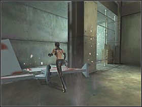 Wtenczas wbiegnij na część ściany pod odstrzelonym obiektem i zahacz batem o hak po lewej - Hedare HQ (3) | Scena 11 | Catwoman - Catwoman - poradnik do gry