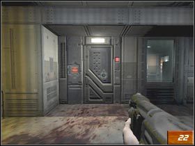 W holu zobaczysz, że jeden z robotów (taki sam, który wskazywał Ci drogę na początku gry), będzie stawiał aktywny opór siłom wroga - [Opis] Mars City cz.2 | Doom III - Doom III - poradnik do gry