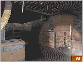 Druga komora powietrzna (#90), prowadząca do budynku łączności, schowana jest za ścianą w pobliżu startu i na pierwszy rzut oka ciężko ją dojrzeć - [Opis] Communications Transfer cz.1 | Doom III - Doom III - poradnik do gry