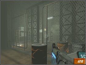 U góry znajdziesz dwie pary drzwi, mniejsze - zamknięte i większe - otwarte - [Opis] Recycling - Sector 2 | Doom III - Doom III - poradnik do gry