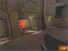 Wróć się do korytarza i poczekaj, aż wybuch pary wyrwie kraty w podłodze - [Opis] Delta Labs - Level 1 | Doom III - Doom III - poradnik do gry