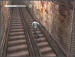 Po drodze będziesz atakowany przez watahy duchów, wystawiających po ciebie ręce - Podziemne przejście (7) | Etap 2 w Silent Hill 4 The Room - Silent Hill 4: The Room - poradnik do gry