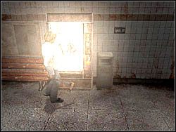 Teraz poszukaj maszyny z oznakowaniem podobnym do tego, jakie widoczne jest na znalezionej monecie (Filthy Coin) - Dworzec po raz drugi (2) | Etap 8 w Silent Hill 4 The Room - Silent Hill 4: The Room - poradnik do gry