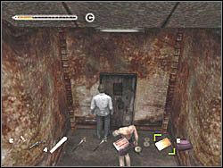 Kiedy filmik dobiegnie końca, przejdź przez drzwi na końcu korytarza - Dworzec po raz drugi (5) | Etap 8 w Silent Hill 4 The Room - Silent Hill 4: The Room - poradnik do gry