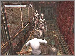 Tutaj czeka cię walka z bekającymi potworami - Po wyjściu z pokoju 302 (1) | Etap 13 i 14 w Silent Hill 4 The Room - Silent Hill 4: The Room - poradnik do gry