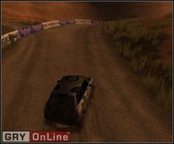 W pewnym momencie, jeszcze przed samym zakrętem puszczamy gaz, wciskamy hamulec ręczny i skręcamy koła w kierunku zakrętu, aby spowodować lekką nadsterowność - Zakręty | Xpand Rally - Xpand Rally - poradnik do gry