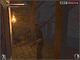 Gdy załatwisz przeciwników, wbiegnij na werandę i pozbieraj magiczne kulki - zwykłe, jak i te poukrywane w beczkach - 06 - Opuszczone Miasto II cz.1 - Shade: Gniew Aniołów - poradnik do gry