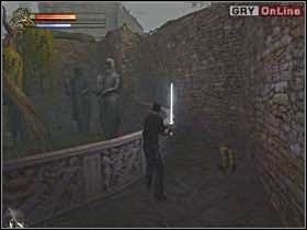 Podążaj wzdłuż muru i wejdź na widoczne na lewym obrazku schody - 06 - Opuszczone Miasto II cz.2 - Shade: Gniew Aniołów - poradnik do gry