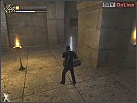 Jeśli nie chcesz ryzykować, to możesz od razu wyminąć ich, i pobiec widocznymi na prawym obrazku schodami - 15 - Świątynia Seta I cz.2 - Shade: Gniew Aniołów - poradnik do gry