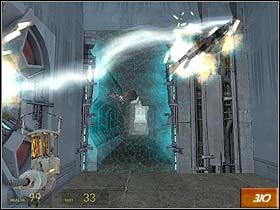 W końcu dotrzesz do dwóch linii, którymi przesuwane są pojemniki - Our Benefactors | Solucja Half-Life 2 - Half-Life 2 - poradnik do gry