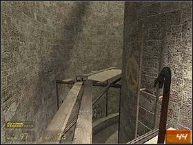 Idź przed siebie, w następnym pomieszczeniu skorzystaj z drabiny i po deskach przedostań się do dalszej części kanałów - Route Kanal (4) | Solucja Half-Life 2 - Half-Life 2 - poradnik do gry
