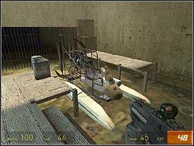 Po chwili dotrzesz na otwartą przestrzeń, gdzie będziesz świadkiem zrzucania rakiet przez obcych - Route Kanal (4) | Solucja Half-Life 2 - Half-Life 2 - poradnik do gry