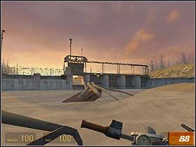 Wjedź po pomoście (#86) na górę i zatrzymaj się w okolicy czerwonego budynku - Water Hazard (4) | Solucja Half-Life 2 - Half-Life 2 - poradnik do gry