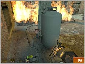 Po wyjściu na zewnątrz zobaczysz interesującą maszynerię (#94), która tnie na plasterki wszystko co stanie jej na drodze (można ją włączać i wyłączać, korzystając z przycisku w dolnej części urządzenia, również za pomocą Gravity Gun) - We dont go to Ravenholm... (1) | Solucja Half-Life 2 - Half-Life 2 - poradnik do gry