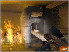 Po znalezieniu kolejnych schodów (#180), przyjrzyj się skrzynce leżącej pod ścianą u góry - Sandtraps (4) | Solucja Half-Life 2 - Half-Life 2 - poradnik do gry