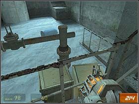 Skocz na niebieski pojemnik, potem przedostań się na drewnianą paletę - Entanglement (2) | Solucja Half-Life 2 - Half-Life 2 - poradnik do gry