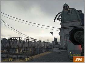 W następnym korytarzu przejdź przez czujniki i szybko pozbądź się granatami karabinów maszynowych - Follow Freeman! (3) | Solucja Half-Life 2 - Half-Life 2 - poradnik do gry