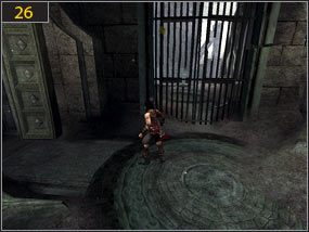 Zanim jednak ruszymy, musimy stoczyć walkę z czterema przeciwnikami [25], po czym musimy wrócić się pod bramę, obok której przed chwilą się wspinaliśmy [26] - Zrujnowana forteca - Wejście do fortecy - teraźniejszość | Zrujnowana forteca, Pierwsze kroki w przeszłość - Prince of Persia: Dusza Wojownika - poradnik do gry