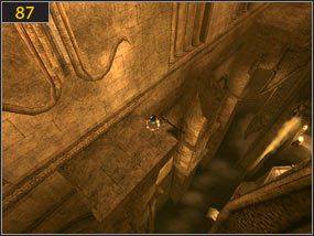 Z niego skaczemy na drugi gzyms [86] i wspinamy się na skalny występ [87] - Dama w niebezpieczeństwie - Ołtarz ofiarny - przeszłość | Dama w niebezpieczeństwie, Mroczna dłoń losu - Prince of Persia: Dusza Wojownika - poradnik do gry
