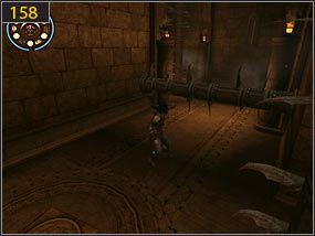 Biegnąc po ścianie wciskamy zapadnie, zsuwamy się na dół i przebiegamy przez bramę - Wejście do fortecy - przeszłość | Dama w niebezpieczeństwie, Mroczna dłoń losu - Prince of Persia: Dusza Wojownika - poradnik do gry