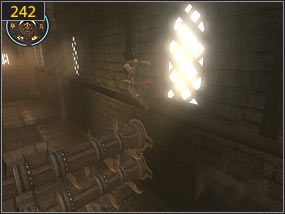 Wspinając się z gzymsu na gzyms docieramy do korytarza [241] najeżonego pułapkami - Mechaniczna wieża - przeszłość (3) | Trybiki i śrubki | PoP Dusza Wojownika - Prince of Persia: Dusza Wojownika - poradnik do gry