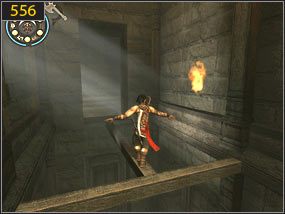 Przechodząc przez belkę zrzucamy z niej wojowniczkę (tuż przed jej atakiem wycinamy miecz) [555], następnie przeskakujemy na drugą belkę i stamtąd idziemy w kierunku drzwi [556] - Biblioteka - przeszłość (2) | Tron i maska | Prince of Persia Dusza Wojownika - Prince of Persia: Dusza Wojownika - poradnik do gry