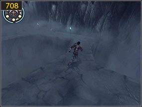 Biegnąc po ścianie musimy zrzucić jednego stwora, używając do tego miecza [707], po czym biegniemy chodnikiem wyłaniającym się z mgły i oznaczonym błękitnymi lampami [708] - Mistyczne jaskinie - przeszłość | Lustrzane przeznaczenie | PoP Dusza Wojownika - Prince of Persia: Dusza Wojownika - poradnik do gry