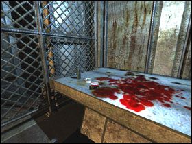 W kolejnym pomieszczeniu natkniesz się na strażnika czyszczącego broń - 01 - Escape (2) | Solucja | Kroniki Riddicka Ucieczka z Butcher Bay - Kroniki Riddicka: Ucieczka z Butcher Bay - poradnik do gry