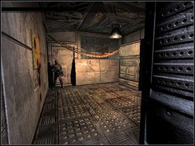 Znajdziesz się w pomieszczeniu z dwoma robotnikami zabawiającymi się skrzynią i windą - 11 - Showers (2) | Solucja | Kroniki Riddicka Ucieczka z Butcher Bay - Kroniki Riddicka: Ucieczka z Butcher Bay - poradnik do gry