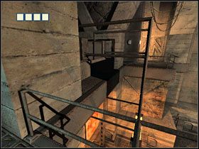 Następnie wejdź na kolejną skrzynię, po czym przejdź przez barierkę na balkon - 20 - Security Checkpoint | Solucja | Kroniki Riddicka Ucieczka z Butcher Bay - Kroniki Riddicka: Ucieczka z Butcher Bay - poradnik do gry