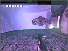 Na ziemi przed Tobą znajdziesz dwa granaty oraz Shotguna - 29 - Abandoned Equipment Center (1) | Solucja - Kroniki Riddicka: Ucieczka z Butcher Bay - poradnik do gry