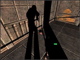 Następnie porzuć Minigun, po czym wespnij się na zieloną skrzynię, przeskocz na czerwony kontener i dostań się na balkon - 31 - Loading Docks (2) | Solucja | Kroniki Riddicka Ucieczka z Butcher Bay - Kroniki Riddicka: Ucieczka z Butcher Bay - poradnik do gry