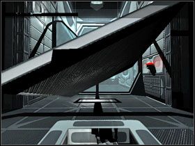 Za oszkloną bramą po lewej czyhają dwa roboty - 36 - Facility Control (1) | Solucja | Kroniki Riddicka Ucieczka z Butcher Bay - Kroniki Riddicka: Ucieczka z Butcher Bay - poradnik do gry