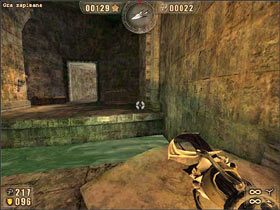 Pierwszą można przeskoczyć po prostu z rozbiegu - choć polecam robić to skrajnie z lewej strony - tam jest najwęższa - 6.7 Koloseum cz.3 | Painkiller Battle Out of Hell - Painkiller: Battle Out of Hell - poradnik do gry