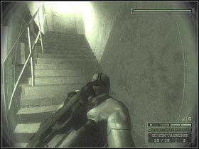 Na dachu budynku wyląduje wspomniany wcześniej śmigłowiec, z którego po chwili wysiądzie trzech żołnierzy - Manhattan Garment District (2) | USA | Tom Clancys Splinter Cell Chaos Theory - Tom Clancys Splinter Cell: Chaos Theory - poradnik do gry