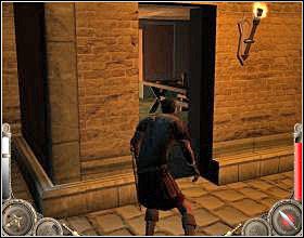 Wejdź na górę po schodach z lewej i z ciemnego zaułka ponownie załatw dwójkę wrogów [1] - Misja 4 (cz.1) | Augustus W służbie Cezara - Augustus: W służbie Cezara - poradnik do gry