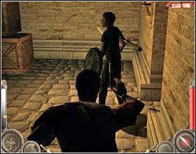 Poczekaj chwilę, aż ucichnie szum wokół trupa, po czym do schodów z lewej [1], dzięki którym dostaniesz się do budynku - Misja 6 (cz.1) | Augustus W służbie Cezara - Augustus: W służbie Cezara - poradnik do gry