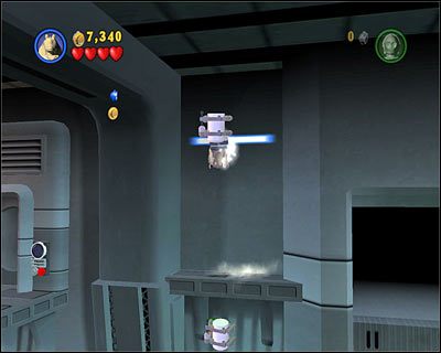 W dużej sali, tuż obok wejścia, w powietrzu lewituje kanister - [E1] Chapter 1 - Kanistry 8-10 - LEGO Star Wars - poradnik do gry
