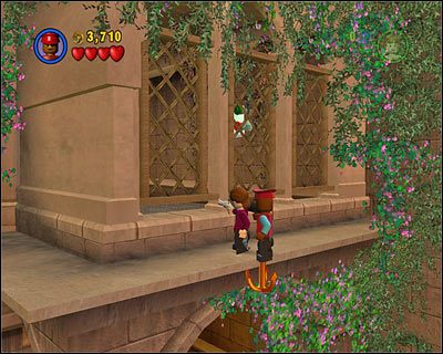 Na początku etapu, po prawej stronie placu zobaczysz miejsce, w którym będziesz mógł skorzystać z haka - [E1] Chapter 5 - Kanistry 1-4 - LEGO Star Wars - poradnik do gry