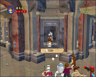 W miejscu, w którym całą paczką stajecie na przyciskach, by otworzyć drzwi po prawej, zniszcz posąg w głębi ekranu i stań na przycisku, który się pod nim znajdował - [E1] Chapter 5 - Kanistry 1-4 - LEGO Star Wars - poradnik do gry