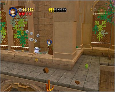 Gdy naprawisz spiralne schody na drugim placu, podejdź kawałek w prawo i przebij się przez obrośnięte okna - [E1] Chapter 5 - Kanistry 5-7 - LEGO Star Wars - poradnik do gry