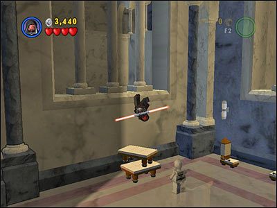 W pomieszczeniu ze stołami, ułóż dwa z nich w sposób pokazany na screenie, a następnie wyskocz na półkę, która stała się w ten sposób osiągalna - [E1] Chapter 5 - Kanistry 8-10 - LEGO Star Wars - poradnik do gry