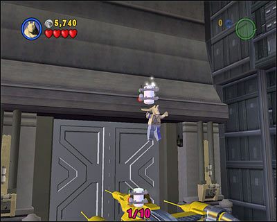 Użyj mocy na Starfighterze po lewej, by odpalić w nim silnik - [E1] Chapter 6 - Kanistry 1-3 - LEGO Star Wars - poradnik do gry