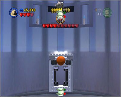 Gdy zrzucisz Maula z platformy, z której rzucał on do Ciebie różnymi przedmiotami, przełącz się na Jar-Jara i wyskocz na nią, by zebrać kanister - [E1] Chapter 6 - Kanistry 6-10 - LEGO Star Wars - poradnik do gry